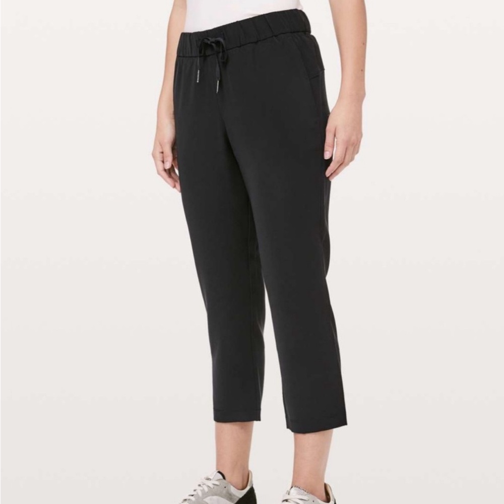 Lululemon On The Fly Crop Woven 23" Navy